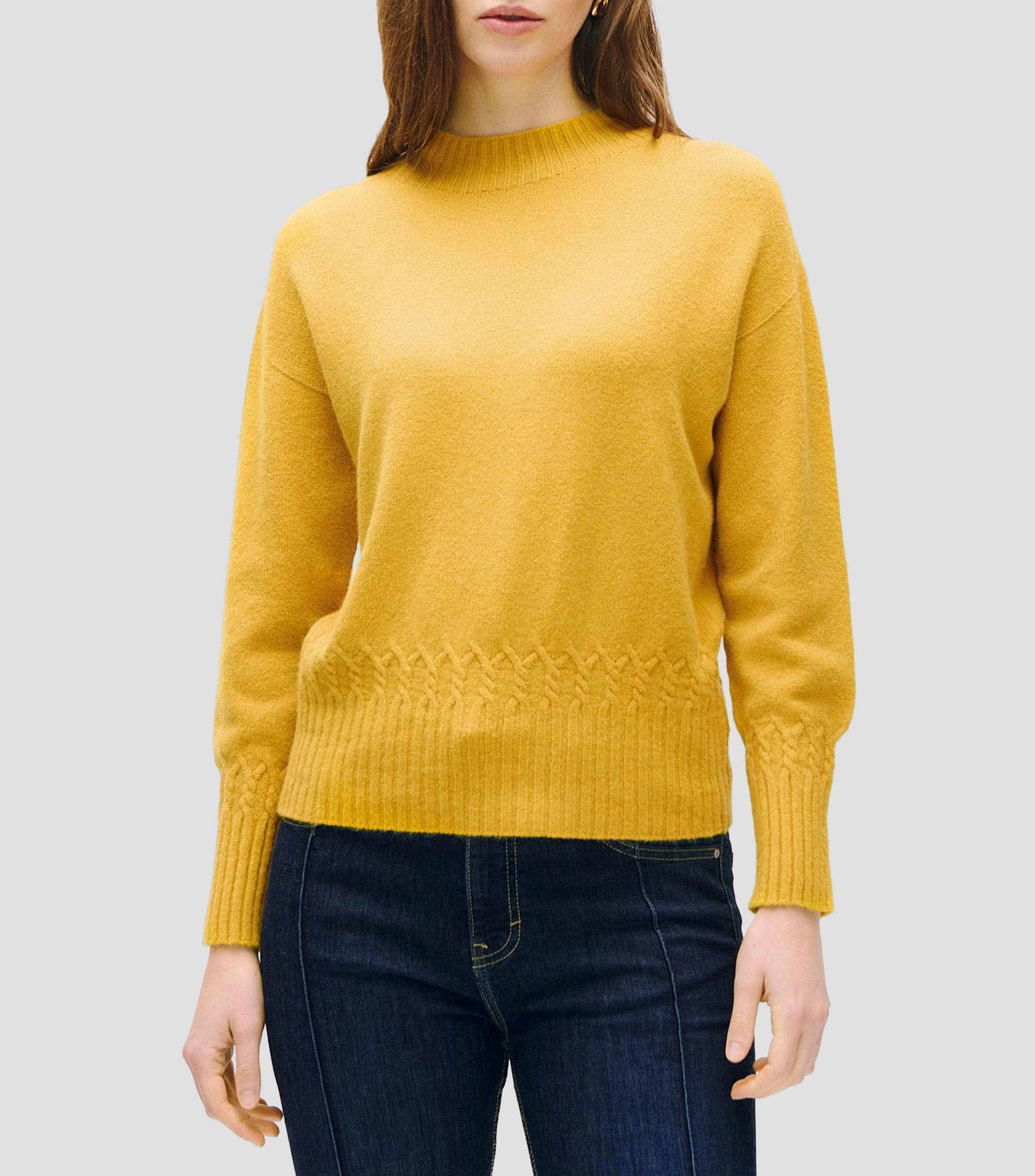 Suéter tejido de punto mostaza, cuello Perkins detalle trenzado en ruedo Mujer